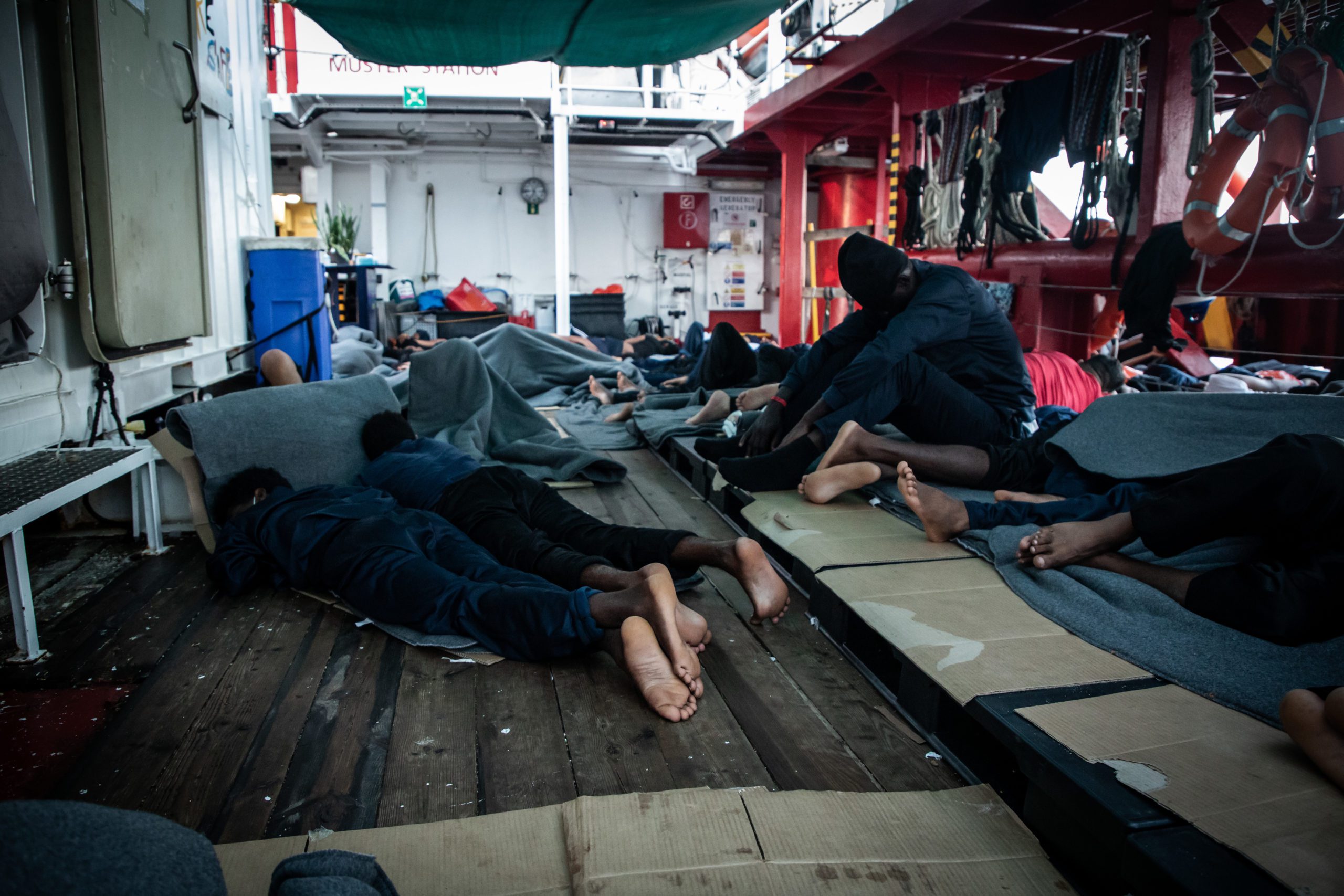 Gerettete schlafen auf dem Deck der Ocean Viking