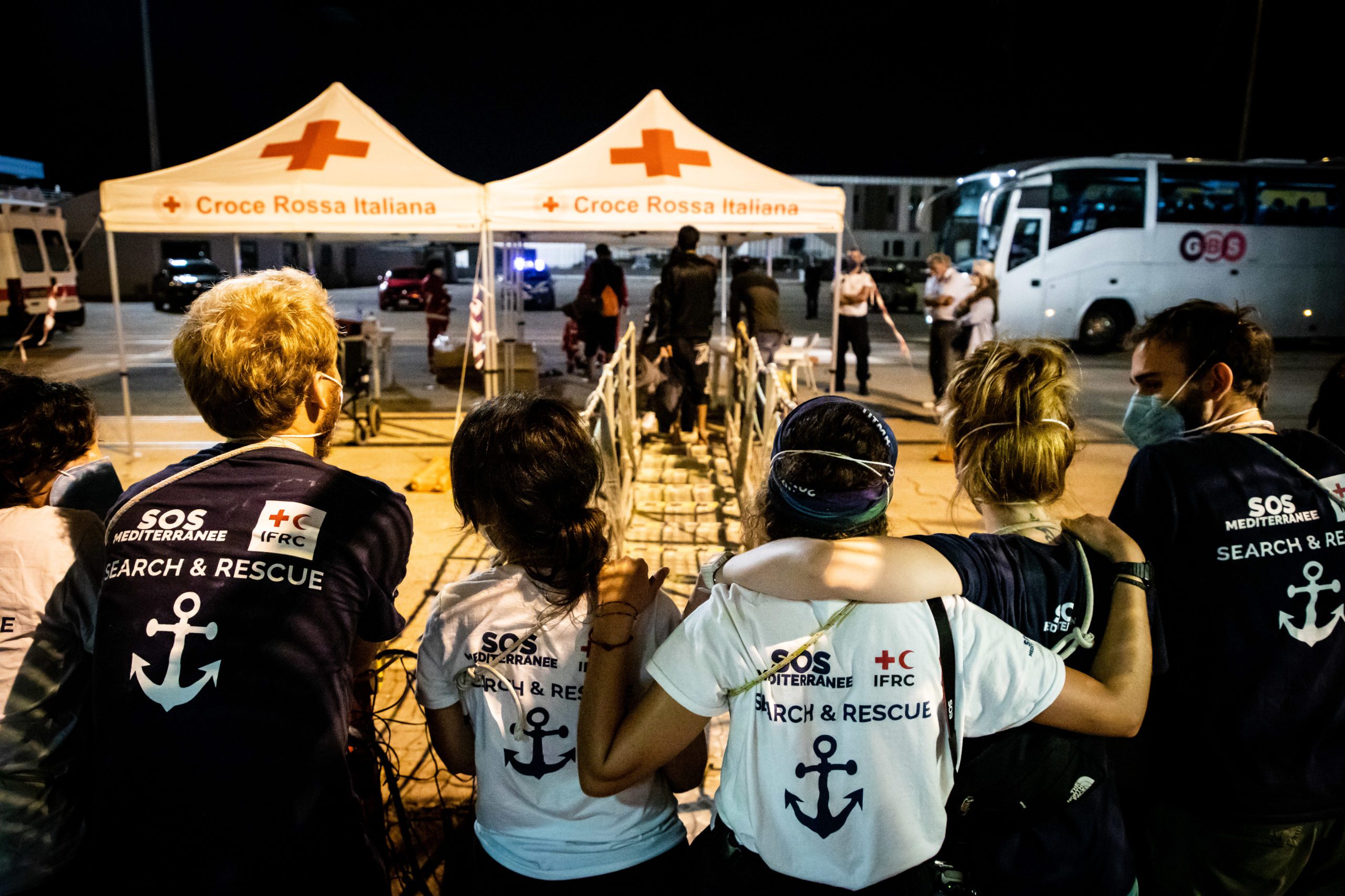 SOS MEDITERRANEE and IFRC team bid farewell to survivors in Taranto