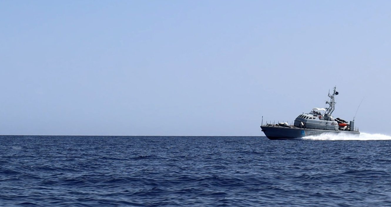 Libysches Patrouillenboot nahe der Ocean Viking.